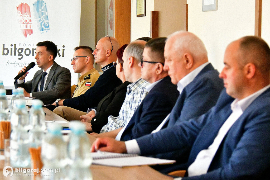 Biłgorajskie służby i samorządy o zagrożeniach powietrznych – podsumowanie zebrania Powiatowego Sztabu Zarządzania Kryzysowego