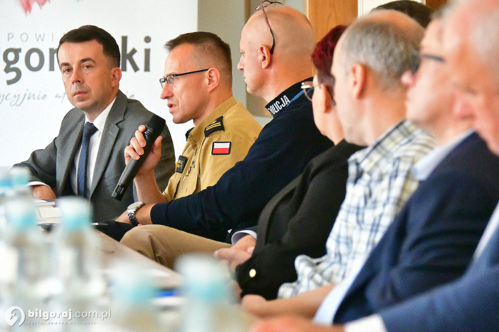 Biłgorajskie służby i samorządy o zagrożeniach powietrznych – podsumowanie zebrania Powiatowego Sztabu Zarządzania Kryzysowego
