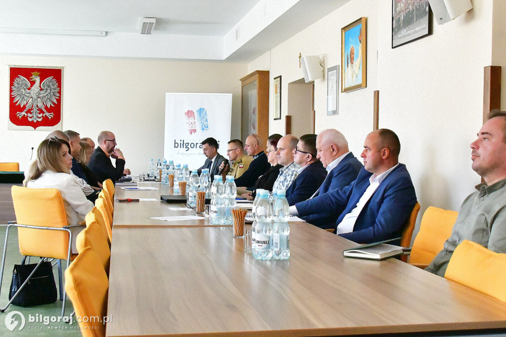 Biłgorajskie służby i samorządy o zagrożeniach powietrznych – podsumowanie zebrania Powiatowego Sztabu Zarządzania Kryzysowego