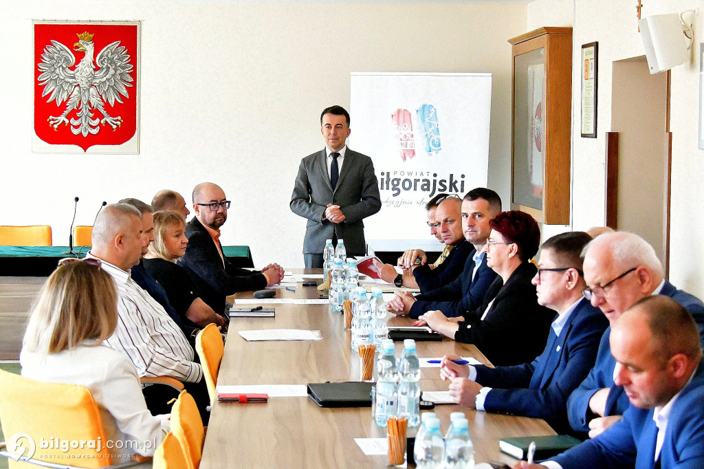 Biłgorajskie służby i samorządy o zagrożeniach powietrznych – podsumowanie zebrania Powiatowego Sztabu Zarządzania Kryzysowego