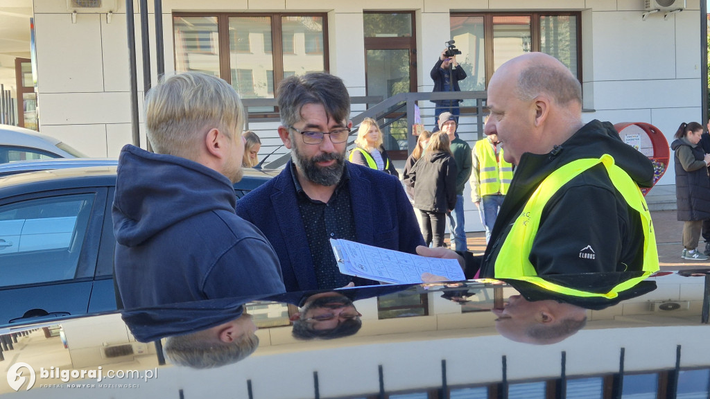 Klasykiem po Roztoczu. Rajd zabytkowych aut podbija Ziemię Biłgorajską