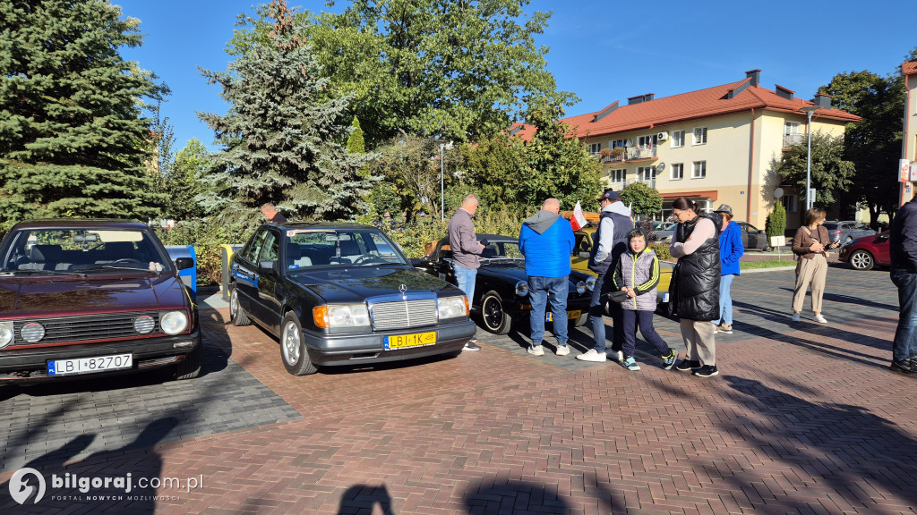 Klasykiem po Roztoczu. Rajd zabytkowych aut podbija Ziemię Biłgorajską