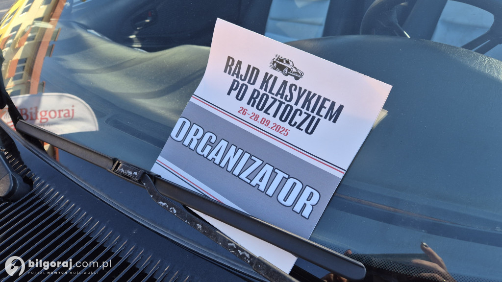 Klasykiem po Roztoczu. Rajd zabytkowych aut podbija Ziemię Biłgorajską