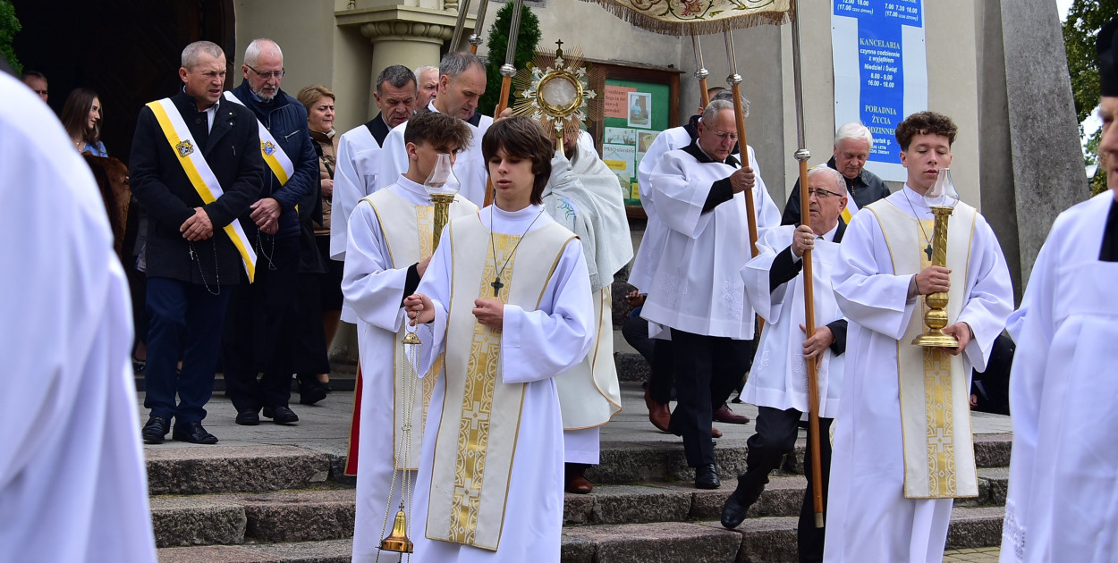 Wierni Biłgoraja na procesji. Kontynuacja XVIII-wiecznej tradycji franciszkańskiej