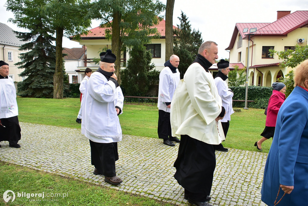 Wierni Biłgoraja na procesji. Kontynuacja XVIII-wiecznej tradycji franciszkańskiej