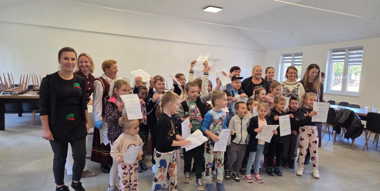 Smak tradycji i radość wspólnego gotowania: KGW Jarzębinki łączy pokolenia