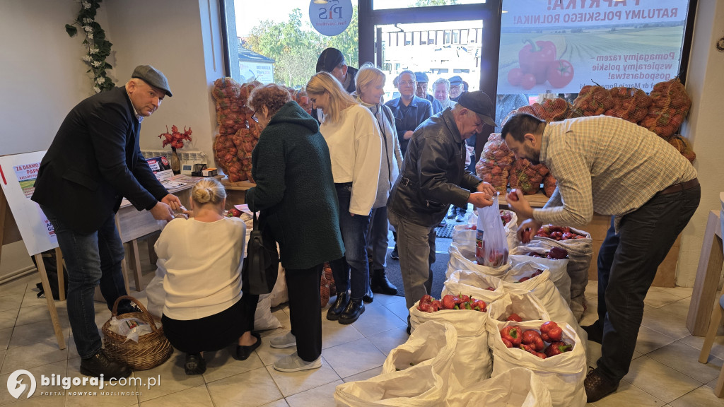 Rozdają za darmo paprykę. Tłumy w biurze poselskim