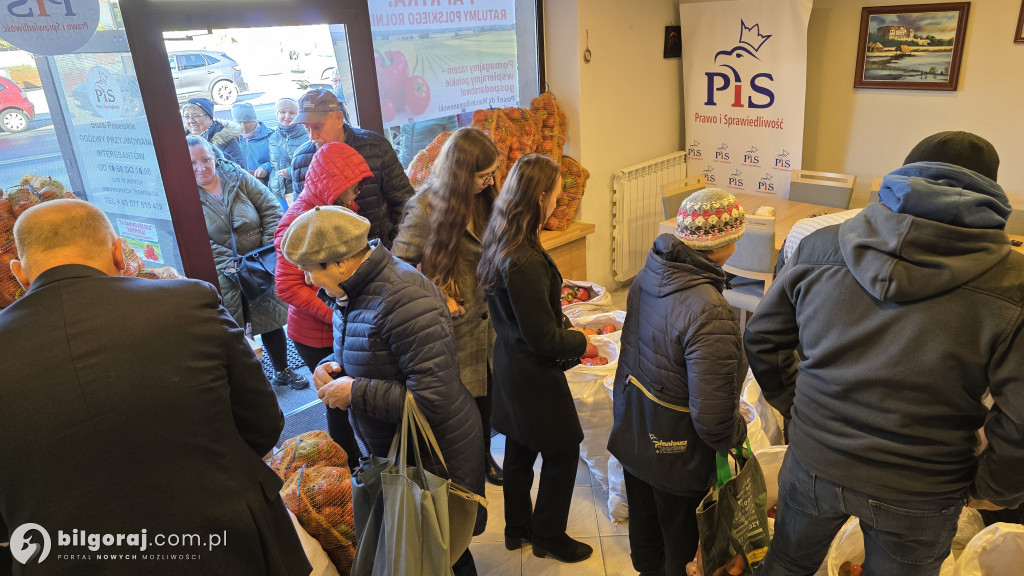 Rozdają za darmo paprykę. Tłumy w biurze poselskim