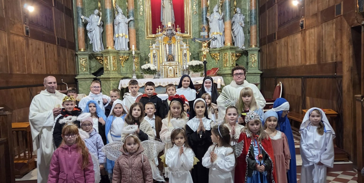 Dzieci przebrane za świętych w Górecku Kościelnym