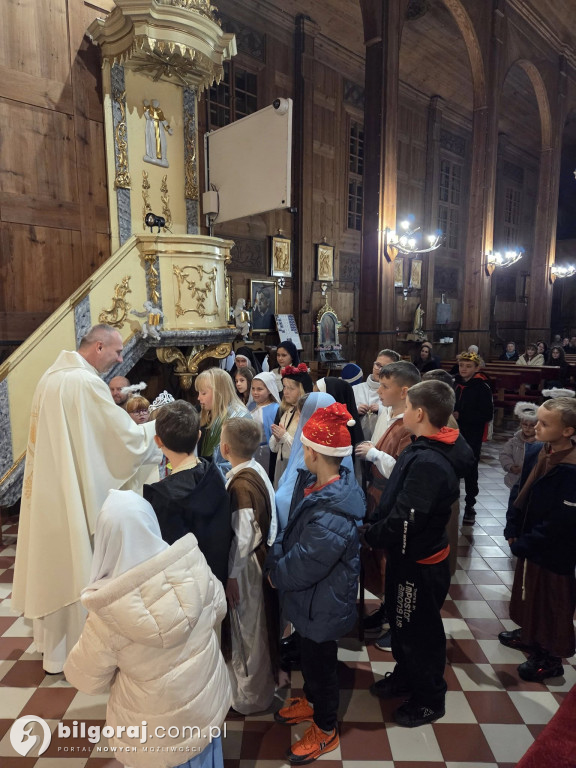 Dzieci przebrane za świętych w Górecku Kościelnym