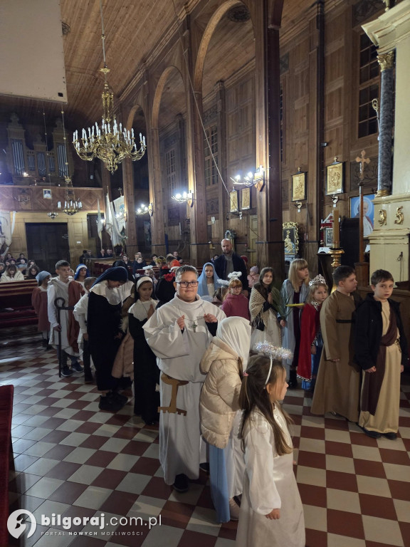 Dzieci przebrane za świętych w Górecku Kościelnym