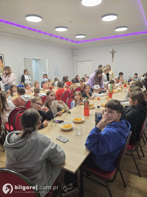 Dzieci przebrane za świętych w Górecku Kościelnym
