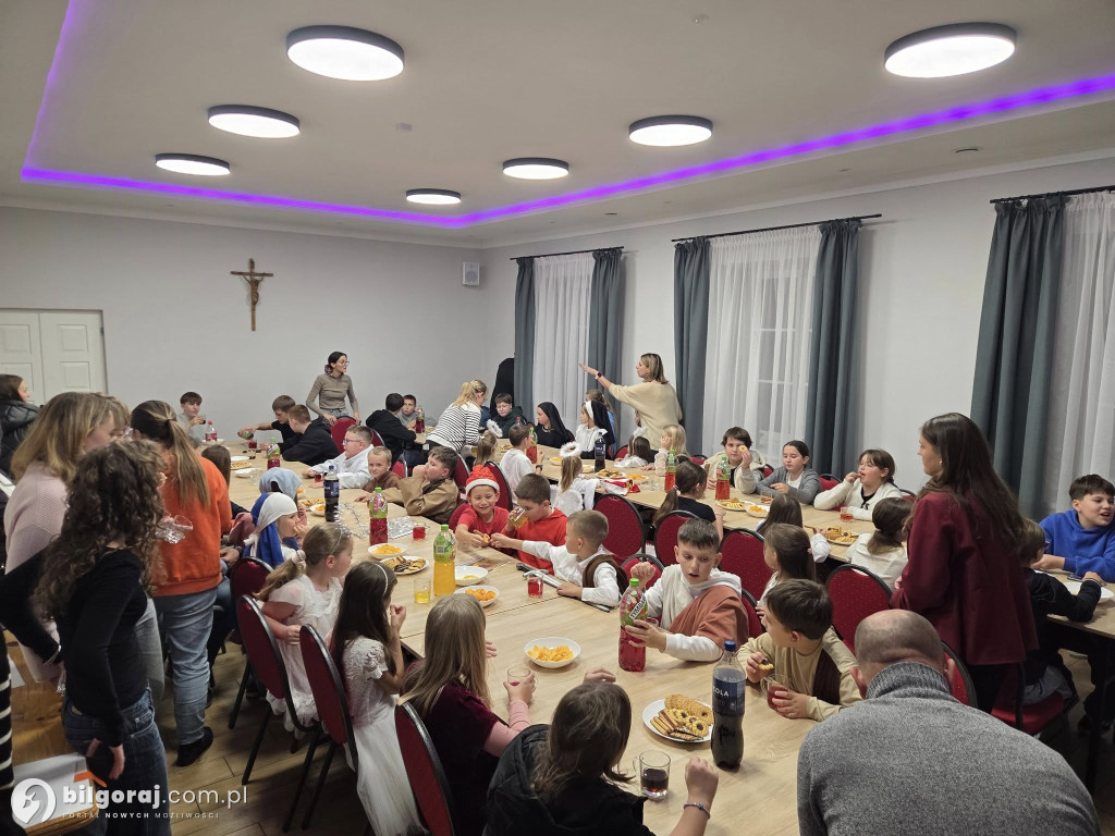 Dzieci przebrane za świętych w Górecku Kościelnym