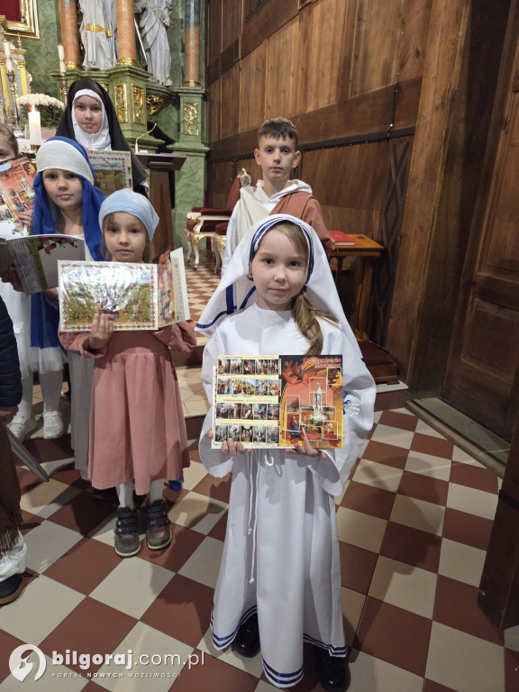 Dzieci przebrane za świętych w Górecku Kościelnym