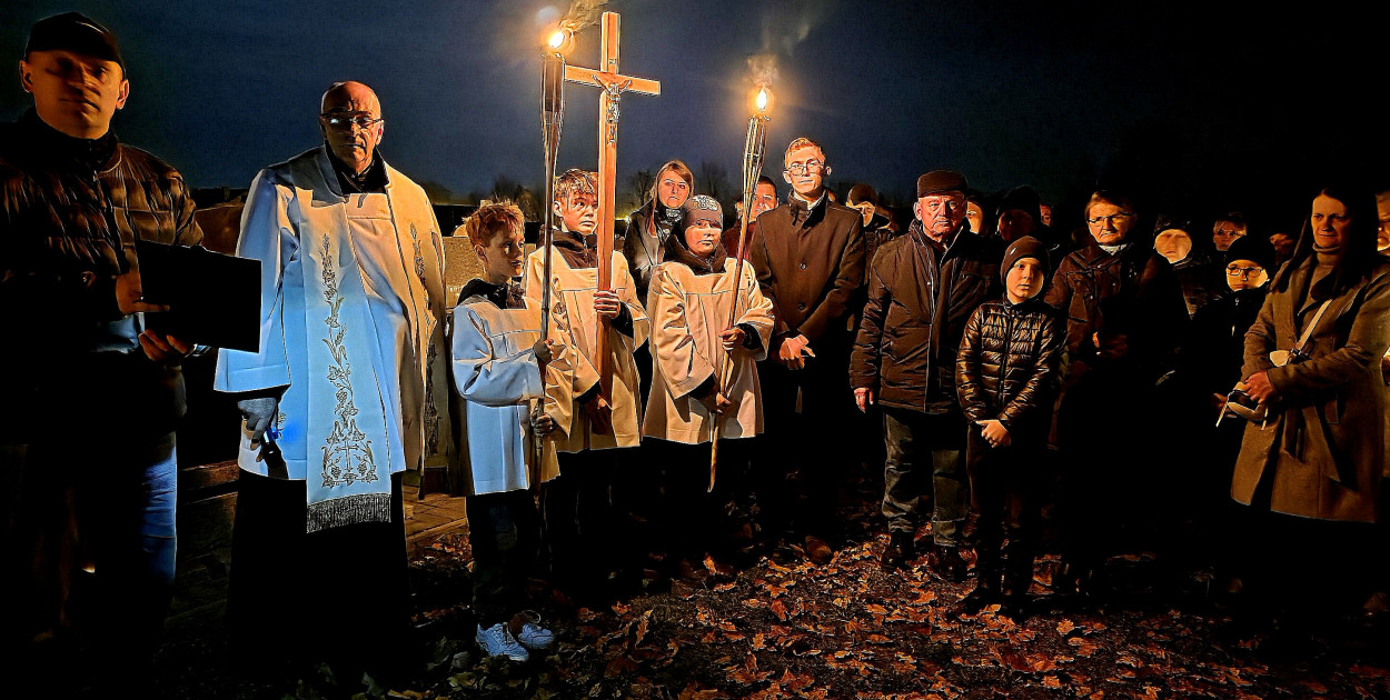 Droga krzyżowa wśród zniczy na Wszystkich Świętych