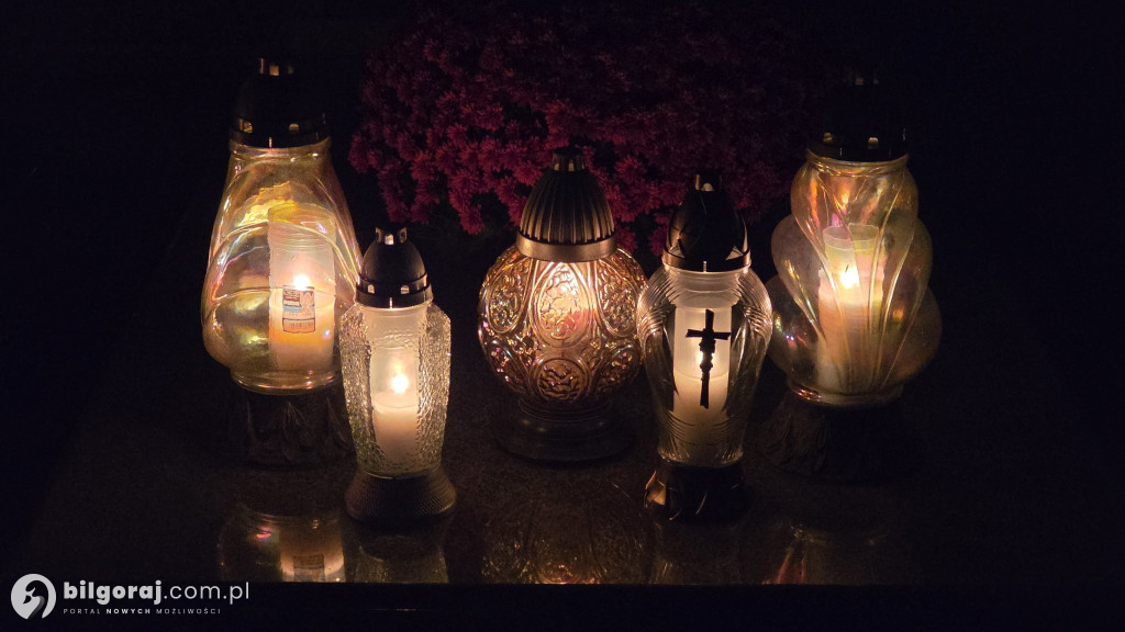 Droga krzyżowa wśród zniczy na Wszystkich Świętych