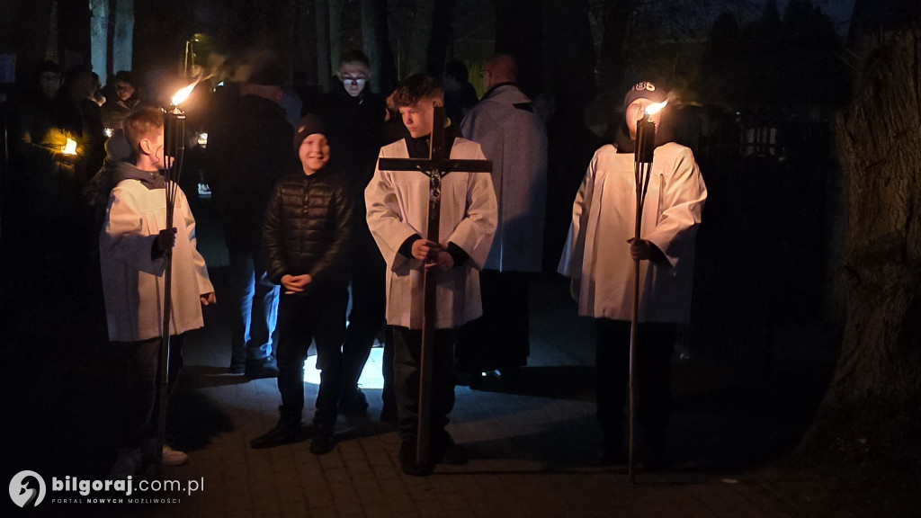 Droga krzyżowa wśród zniczy na Wszystkich Świętych