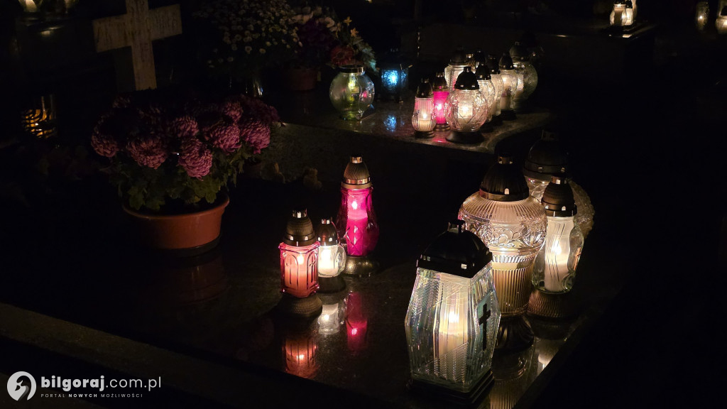 Droga krzyżowa wśród zniczy na Wszystkich Świętych