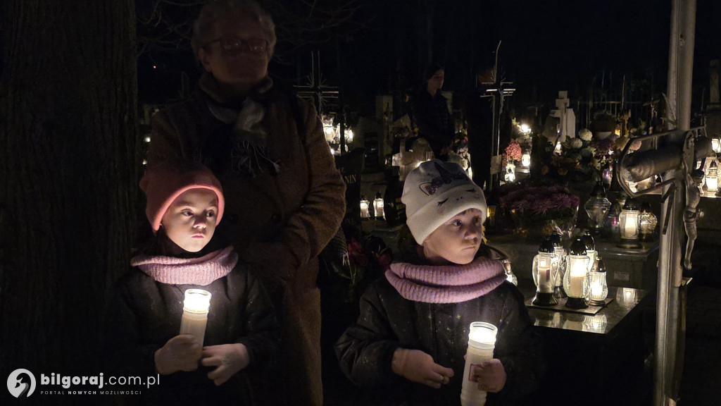 Droga krzyżowa wśród zniczy na Wszystkich Świętych