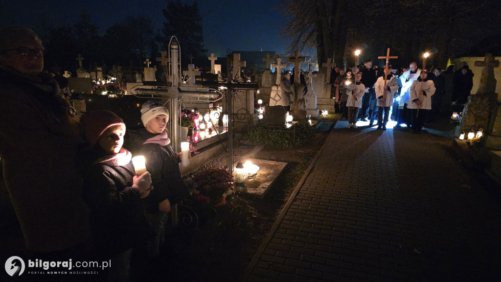 Droga krzyżowa wśród zniczy na Wszystkich Świętych