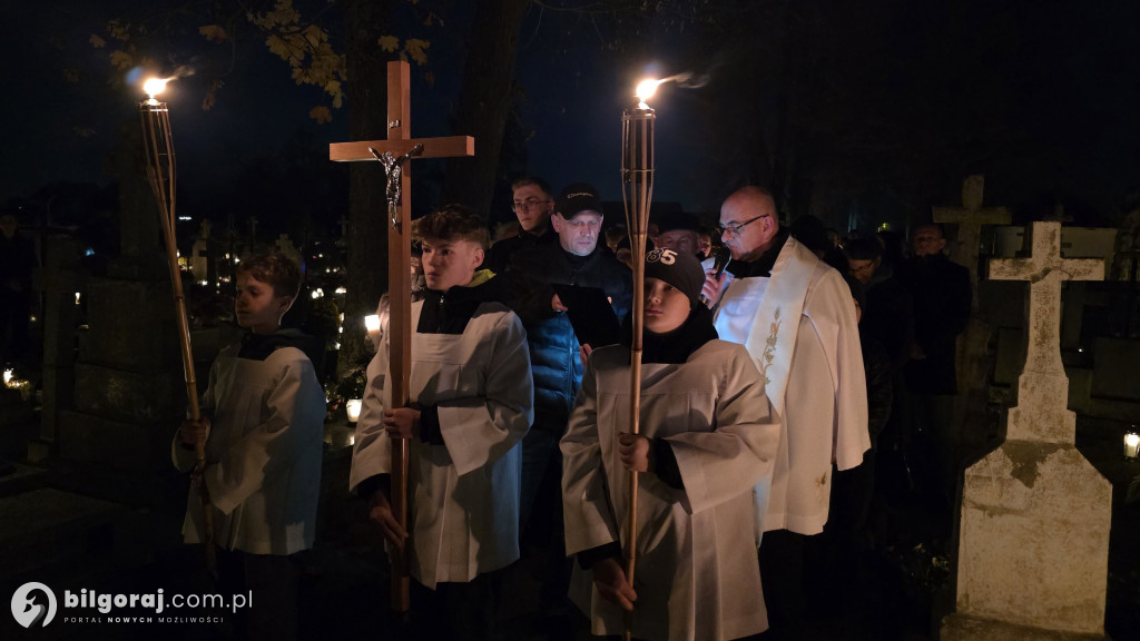 Droga krzyżowa wśród zniczy na Wszystkich Świętych