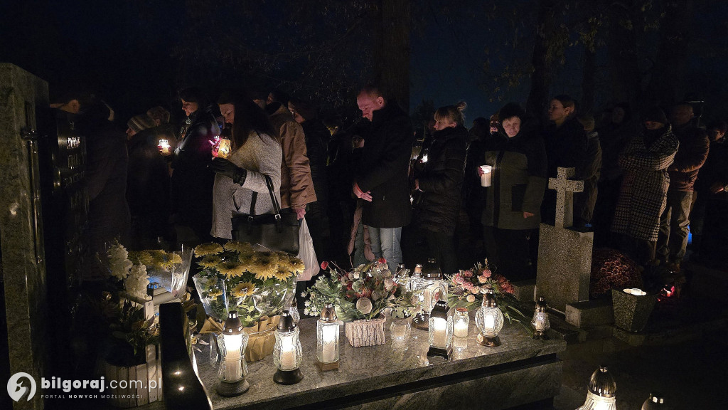 Droga krzyżowa wśród zniczy na Wszystkich Świętych