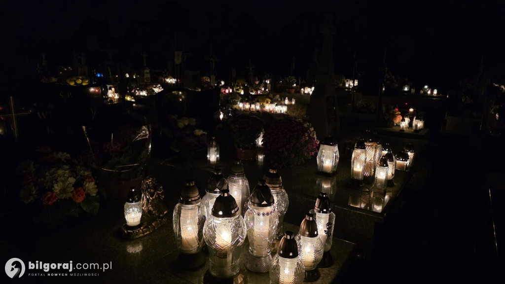Droga krzyżowa wśród zniczy na Wszystkich Świętych