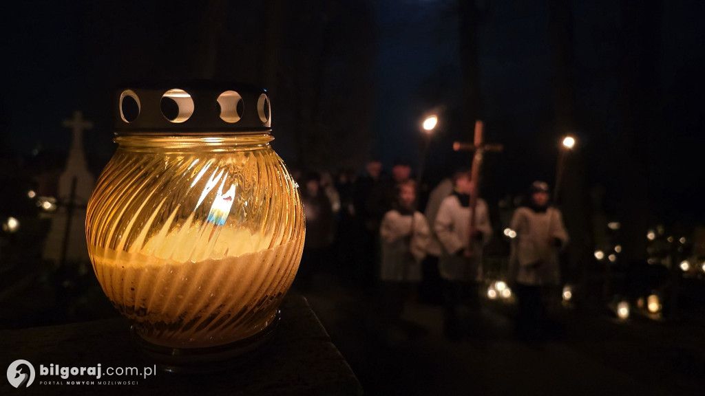 Droga krzyżowa wśród zniczy na Wszystkich Świętych