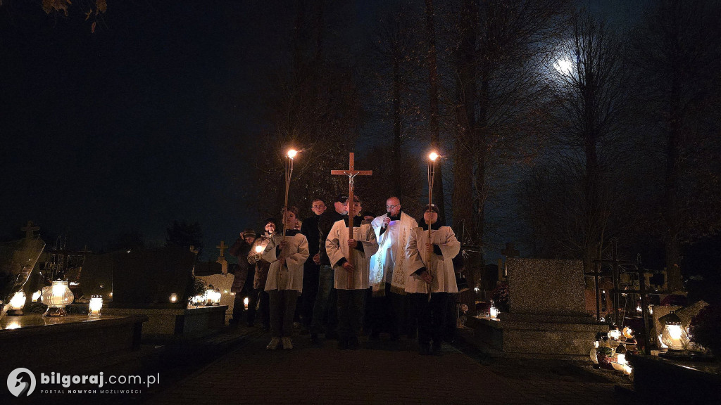 Droga krzyżowa wśród zniczy na Wszystkich Świętych