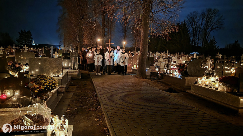 Droga krzyżowa wśród zniczy na Wszystkich Świętych
