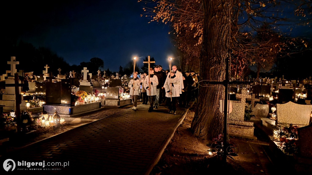 Droga krzyżowa wśród zniczy na Wszystkich Świętych