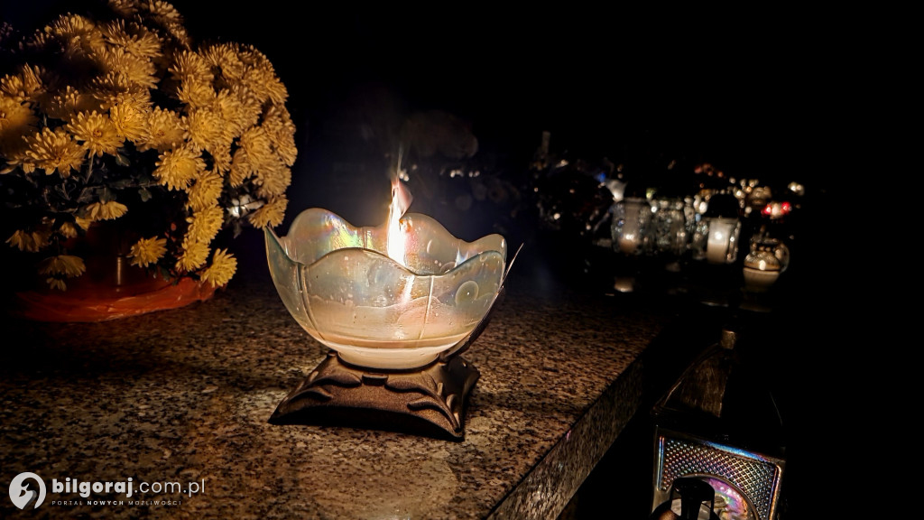 Droga krzyżowa wśród zniczy na Wszystkich Świętych