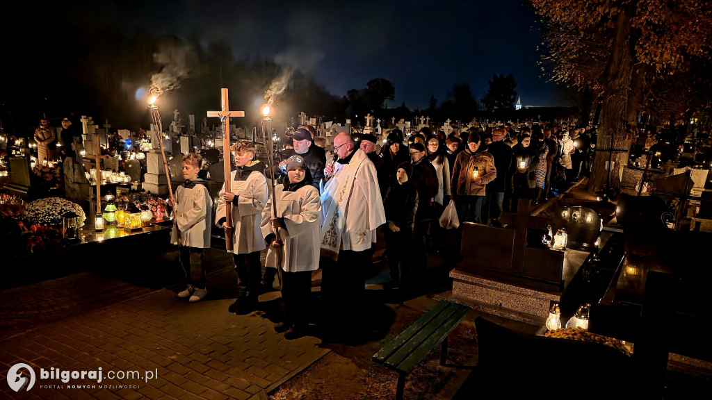 Droga krzyżowa wśród zniczy na Wszystkich Świętych