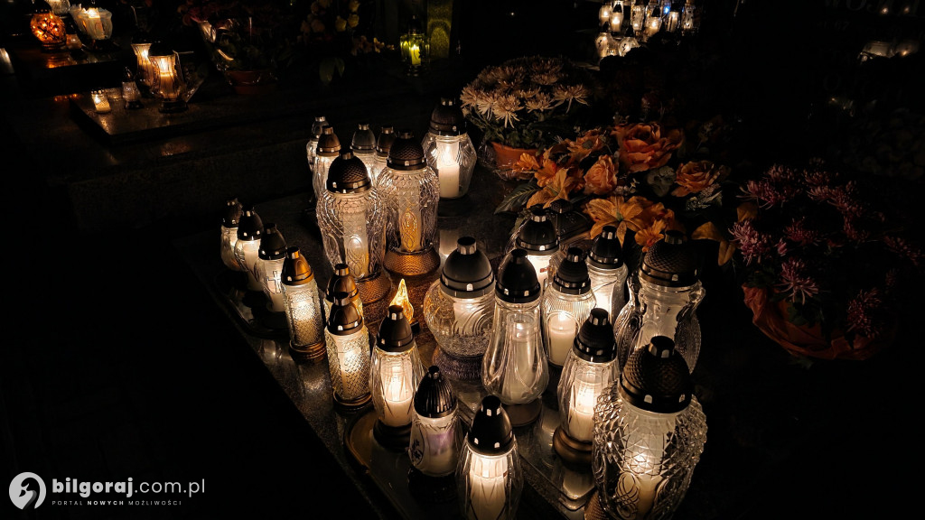 Droga krzyżowa wśród zniczy na Wszystkich Świętych