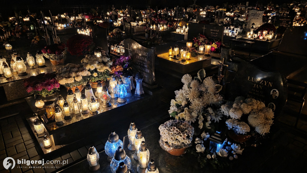 Droga krzyżowa wśród zniczy na Wszystkich Świętych