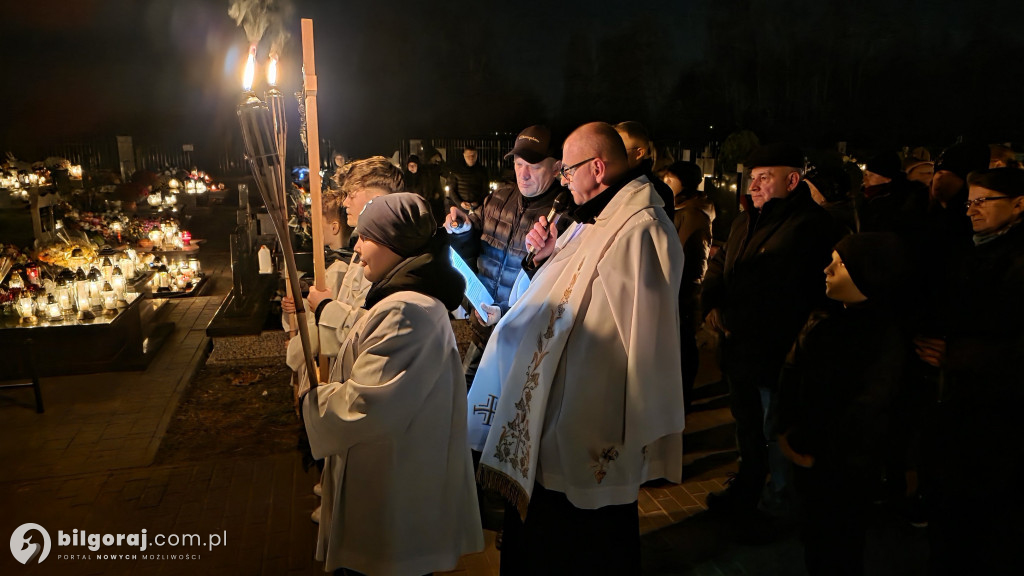 Droga krzyżowa wśród zniczy na Wszystkich Świętych