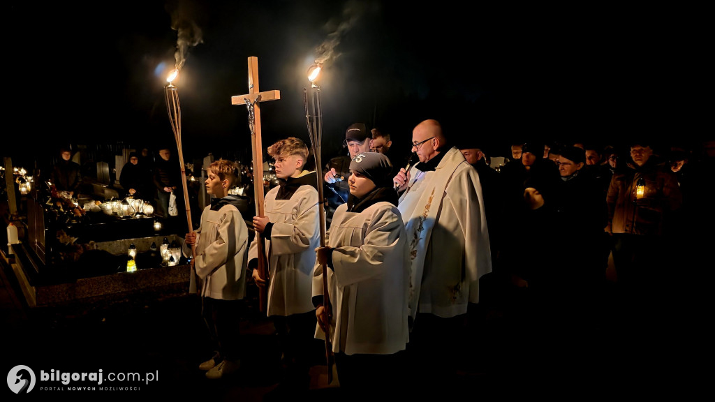 Droga krzyżowa wśród zniczy na Wszystkich Świętych