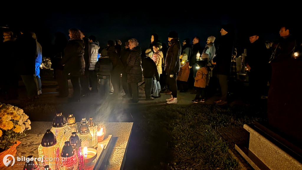 Droga krzyżowa wśród zniczy na Wszystkich Świętych