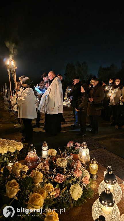 Droga krzyżowa wśród zniczy na Wszystkich Świętych