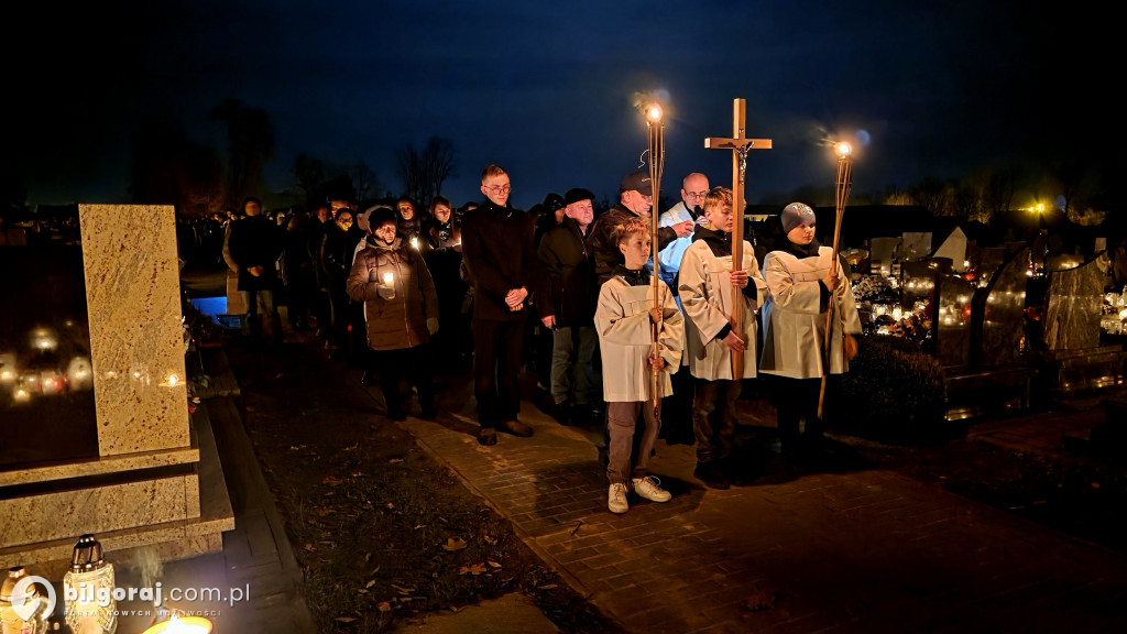 Droga krzyżowa wśród zniczy na Wszystkich Świętych