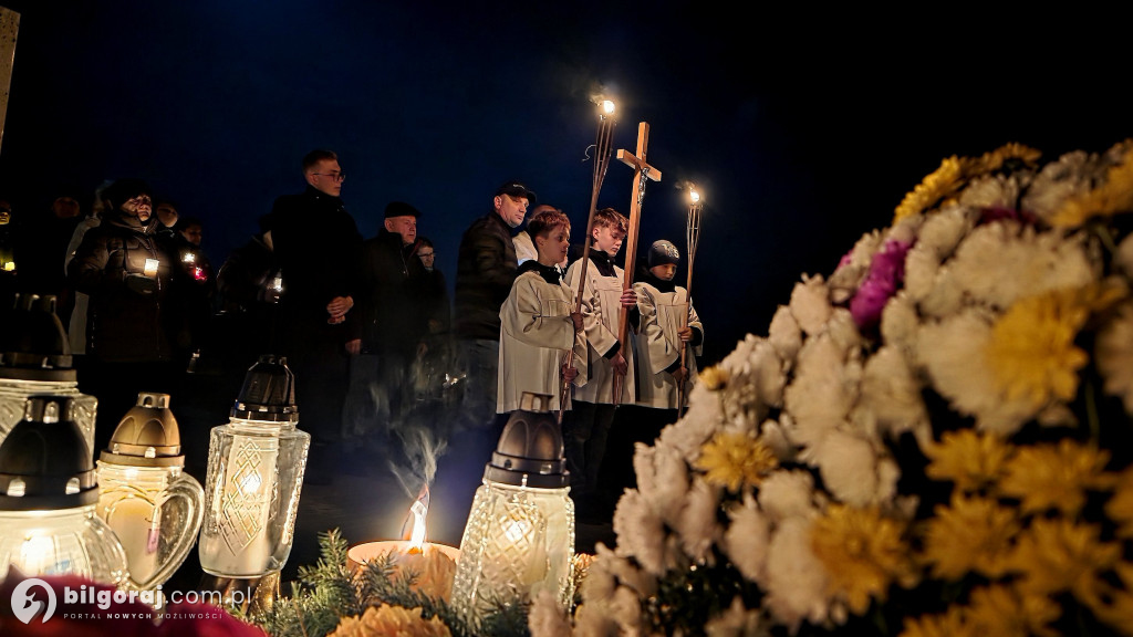 Droga krzyżowa wśród zniczy na Wszystkich Świętych