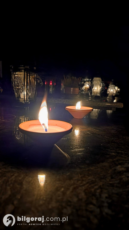 Droga krzyżowa wśród zniczy na Wszystkich Świętych