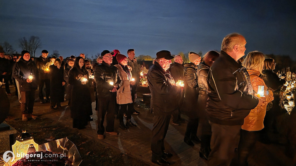 Droga krzyżowa wśród zniczy na Wszystkich Świętych
