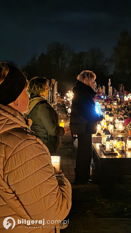 Droga krzyżowa wśród zniczy na Wszystkich Świętych