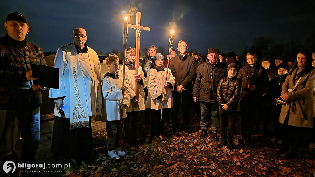 Droga krzyżowa wśród zniczy na Wszystkich Świętych