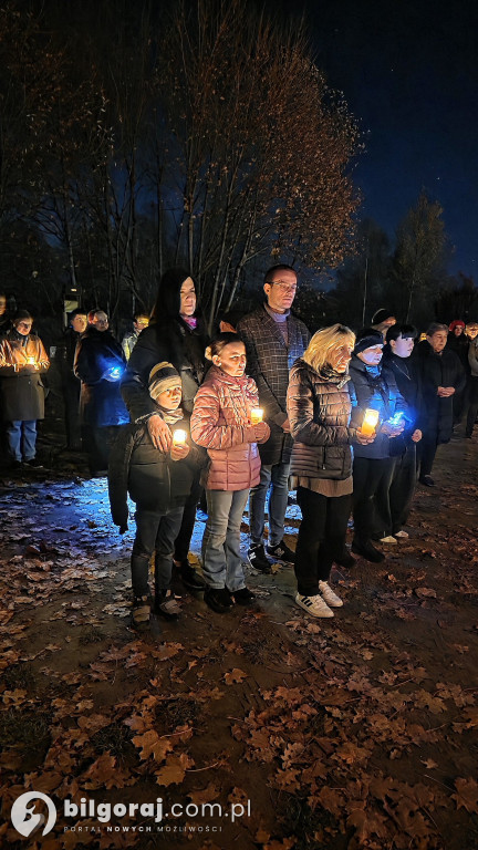 Droga krzyżowa wśród zniczy na Wszystkich Świętych