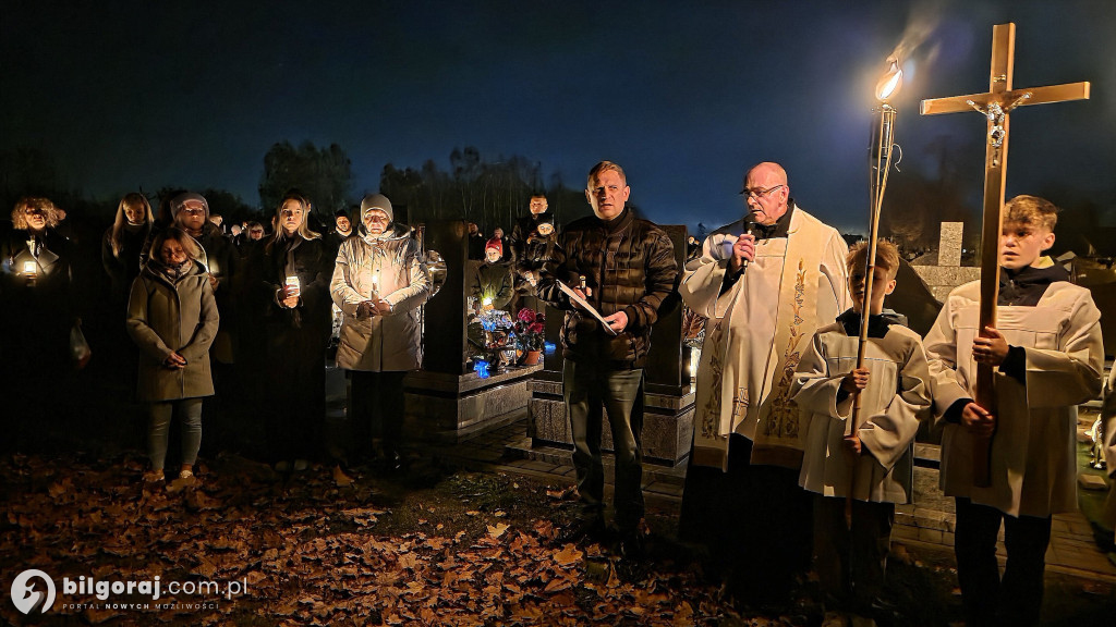 Droga krzyżowa wśród zniczy na Wszystkich Świętych