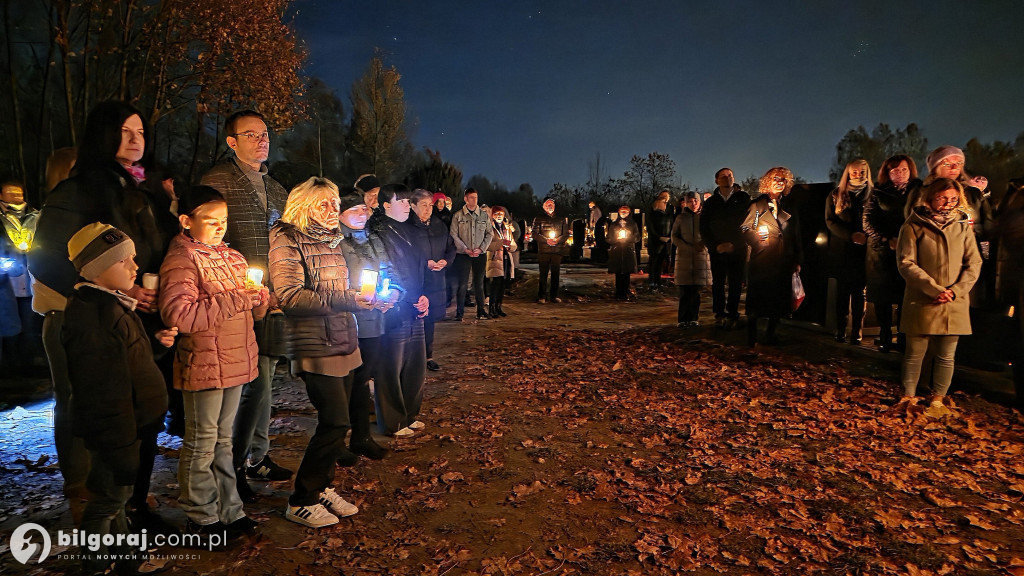 Droga krzyżowa wśród zniczy na Wszystkich Świętych