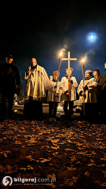 Droga krzyżowa wśród zniczy na Wszystkich Świętych