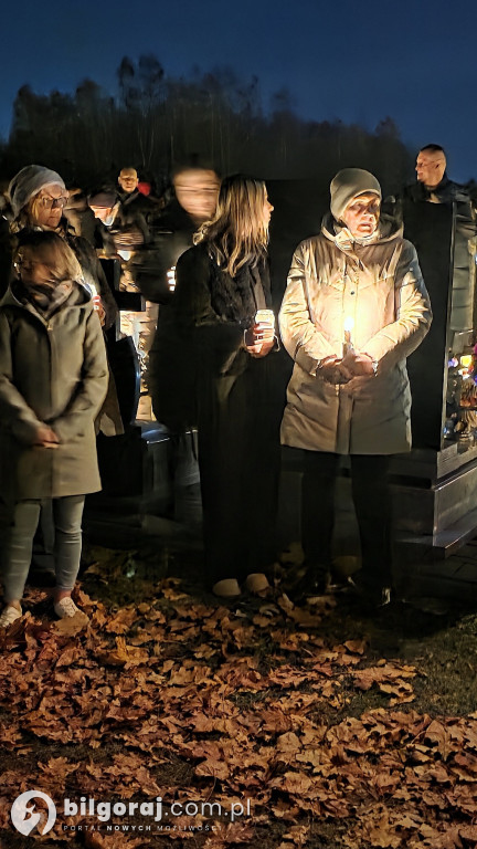 Droga krzyżowa wśród zniczy na Wszystkich Świętych